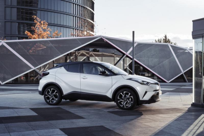 2016_toyota_chr_12t_static_2