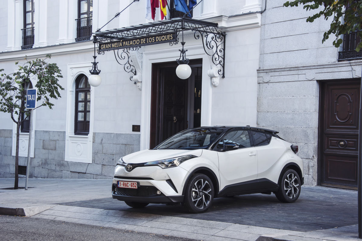 2016_toyota_chr_12t_static_4