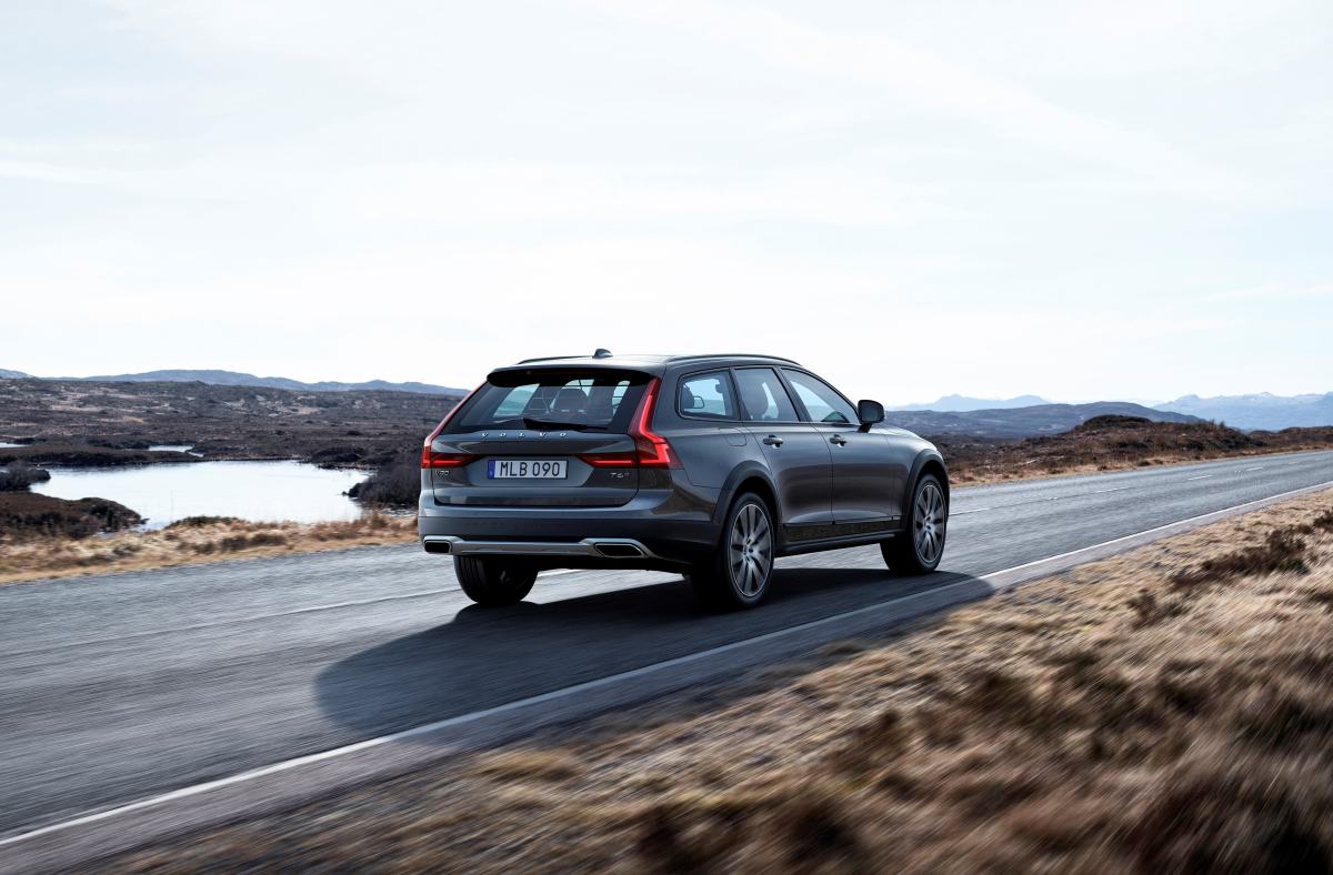 New Volvo V90 Cross Country Driving