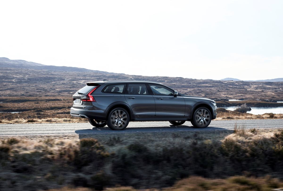 New Volvo V90 Cross Country Driving
