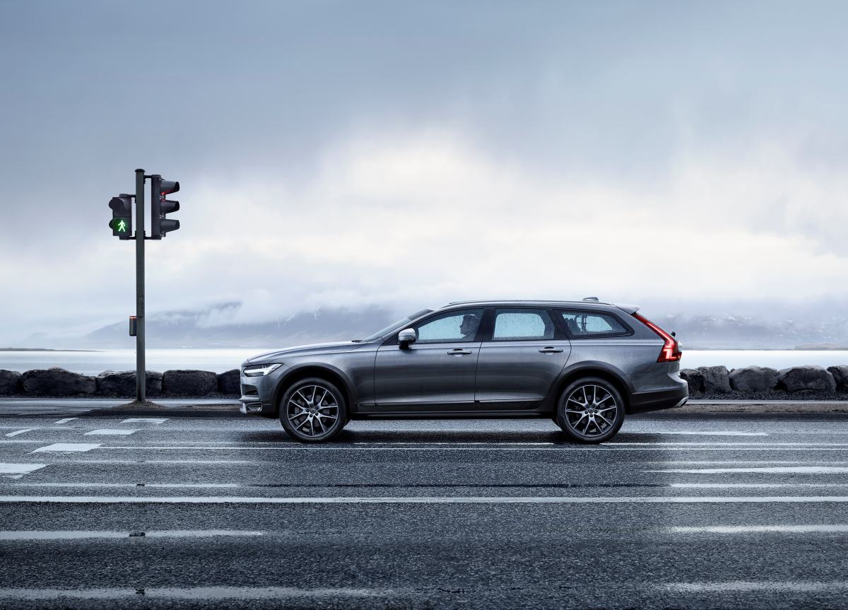 New Volvo V90 Cross Country Driving
