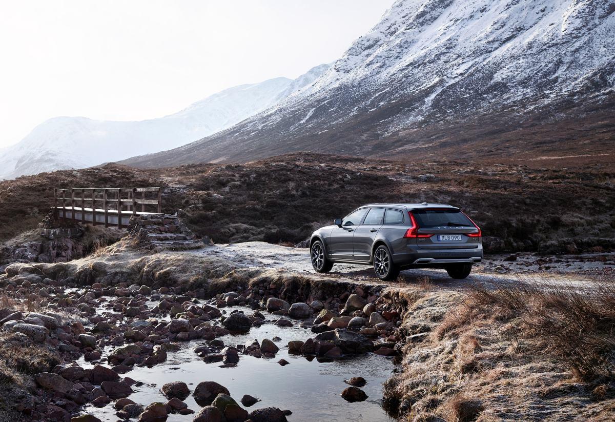 New Volvo V90 Cross Country Driving