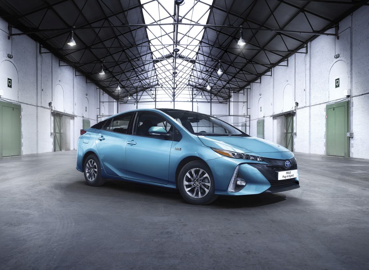 2016-toyota-prius-plug-in-hybrid-01
