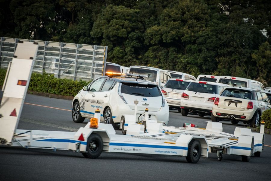 426165232_nissan_introduces_driverless_towing_system_at_oppama_plant-960×600