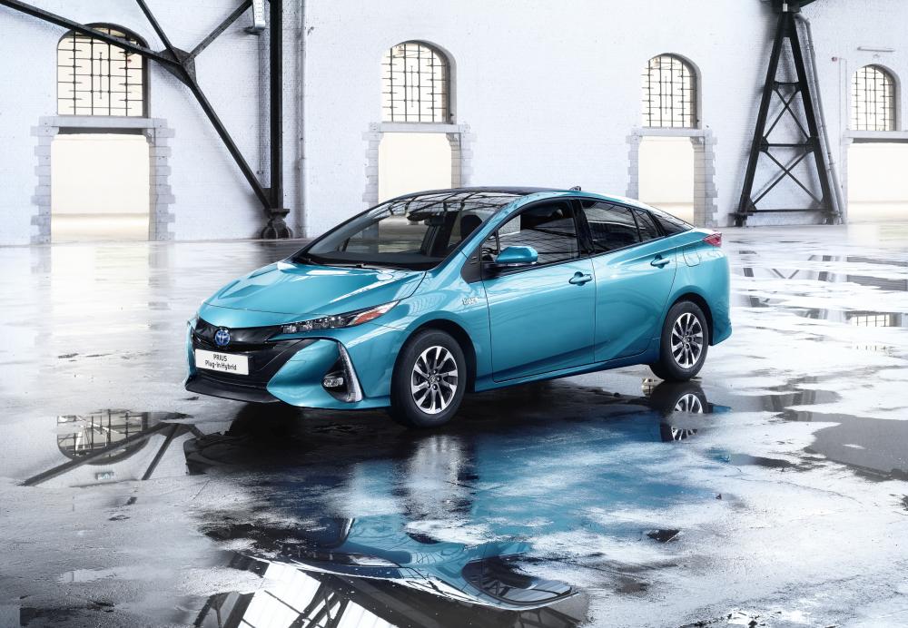 2017-prius-plug-in-hybrid-ext-04