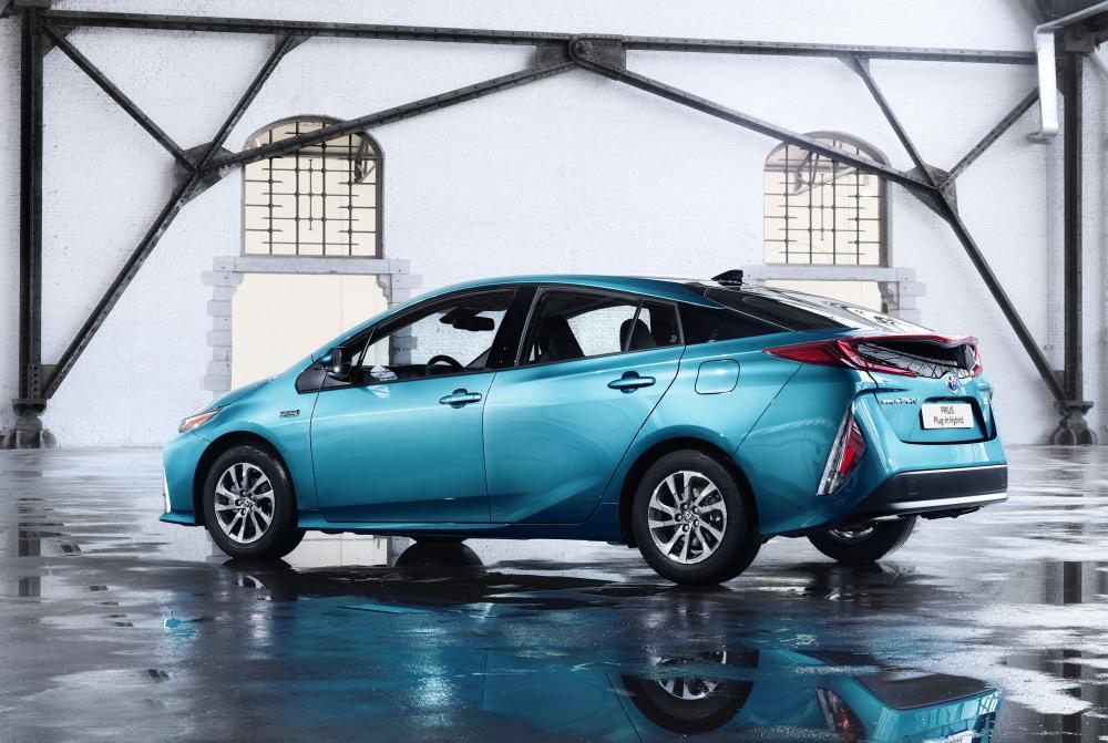 2017-prius-plug-in-hybrid-ext-06