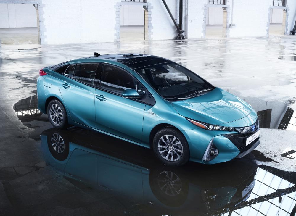 2017-prius-plug-in-hybrid-ext-08