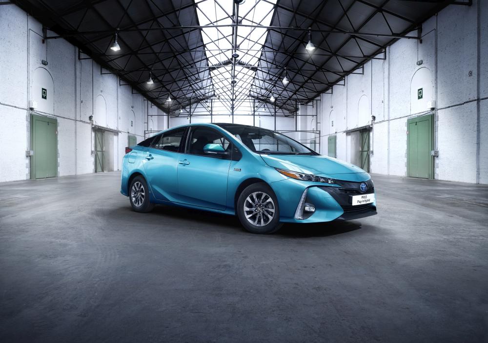 2017-prius-plug-in-hybrid-ext-09