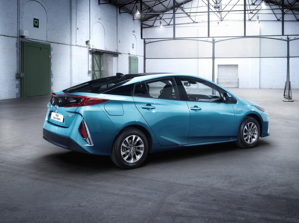 2017-prius-plug-in-hybrid-ext-10
