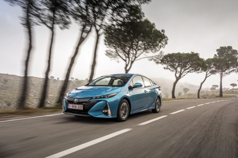 800_2017-prius-phv-aqua-dynamic-04