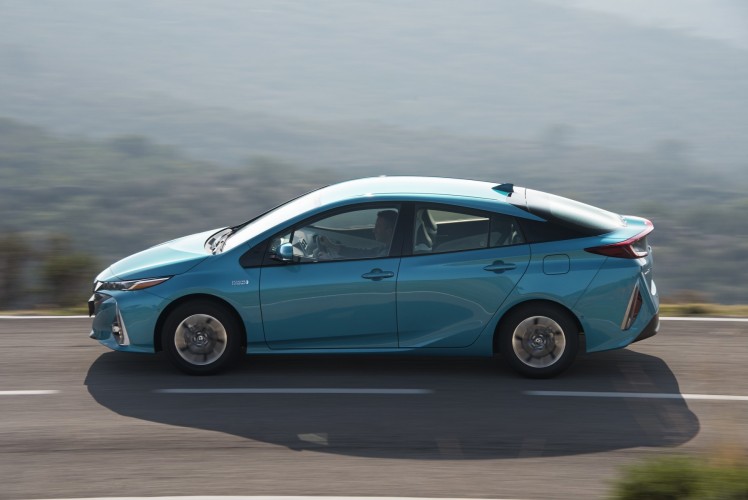 800_2017-prius-phv-aqua-dynamic-07