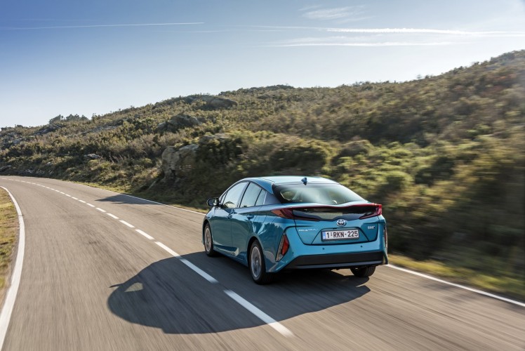 800_2017-prius-phv-aqua-dynamic-21