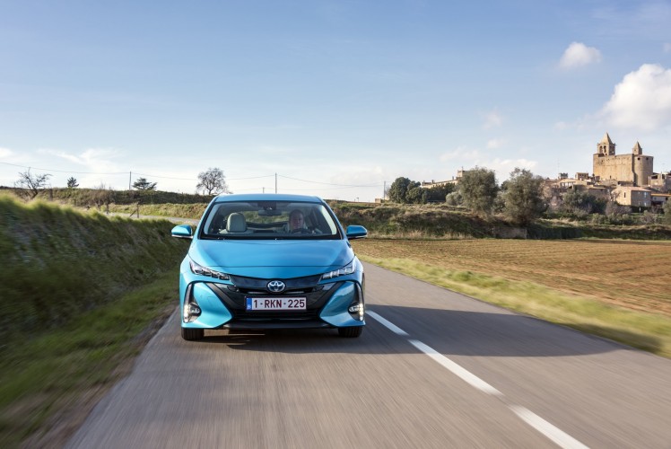 800_2017-prius-phv-aqua-dynamic-22