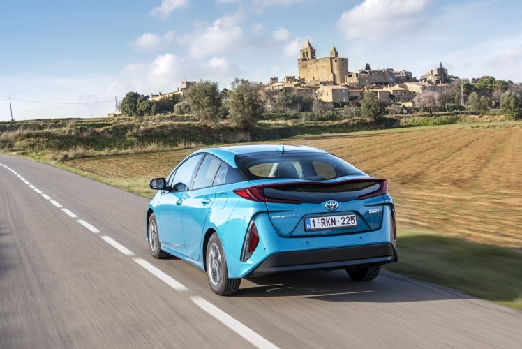 800_2017-prius-phv-aqua-dynamic-23