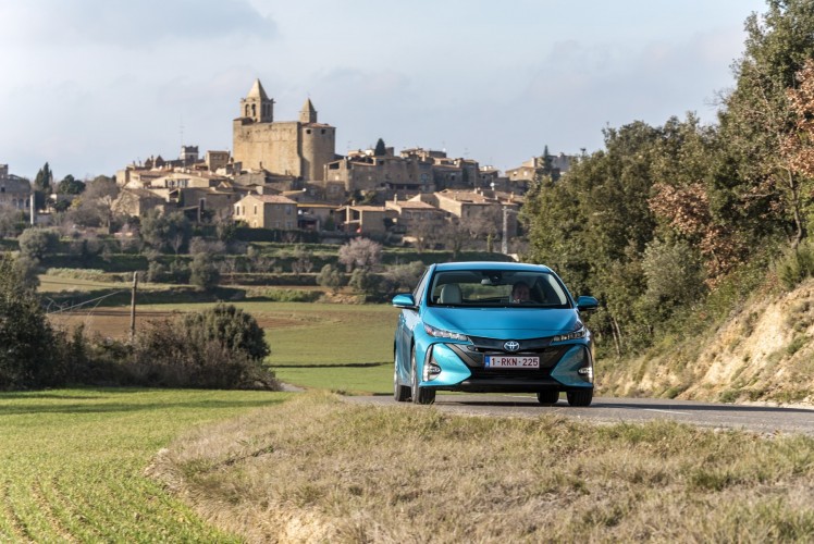 800_2017-prius-phv-aqua-dynamic-24