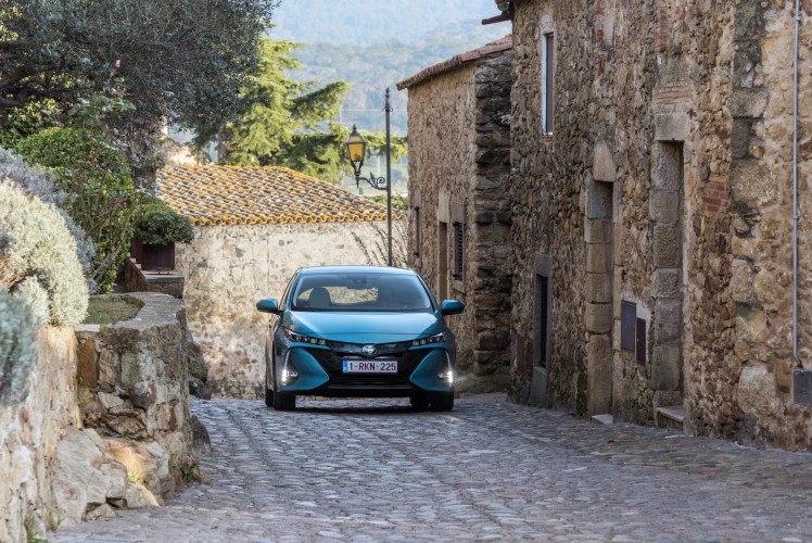 800_2017-prius-phv-aqua-dynamic-25