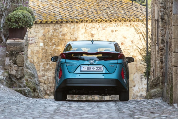 800_2017-prius-phv-aqua-dynamic-26