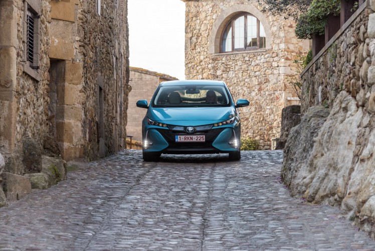 800_2017-prius-phv-aqua-dynamic-27