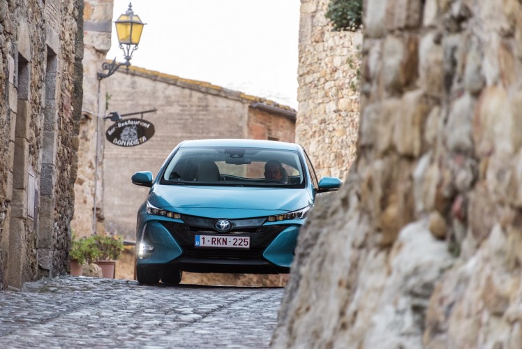 800_2017-prius-phv-aqua-dynamic-28