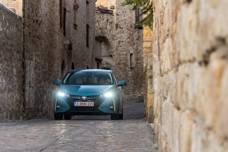 800_2017-prius-phv-aqua-dynamic-32