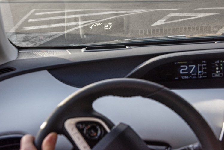 800_2017-prius-phv-aqua-interior-10