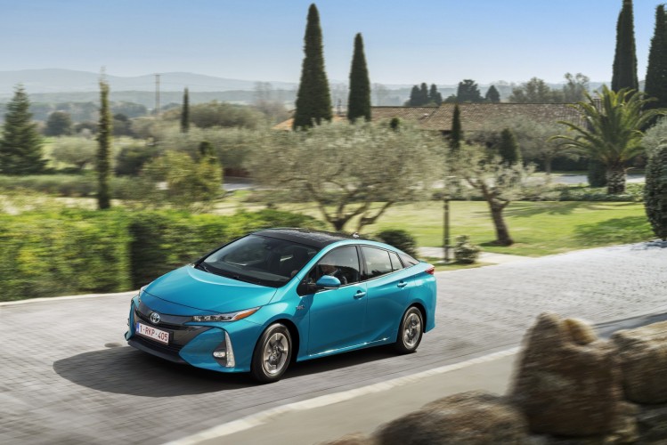 800_2017-prius-phv-aqua-solar-roof-dynamic-01