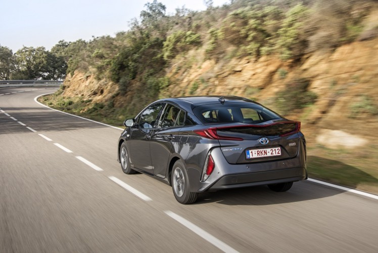 800_2017-prius-phv-grey-dynamic-01