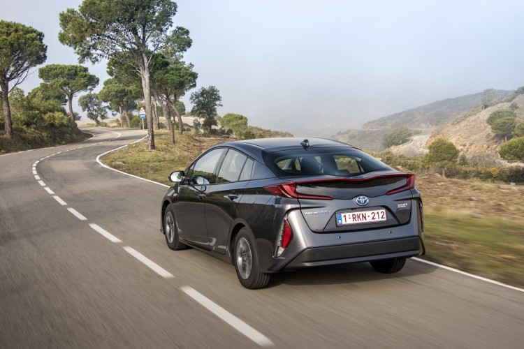 800_2017-prius-phv-grey-dynamic-02