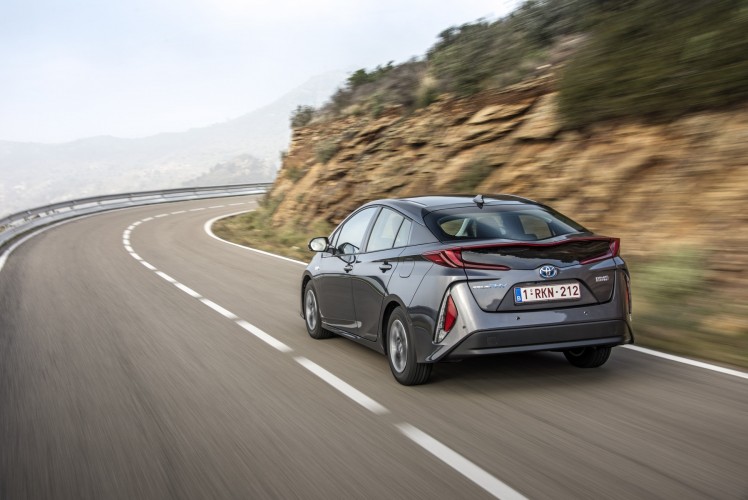 800_2017-prius-phv-grey-dynamic-03