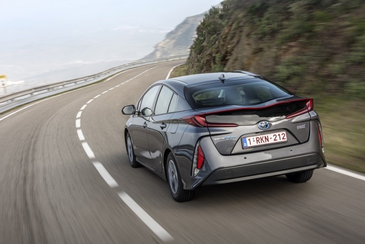 800_2017-prius-phv-grey-dynamic-04