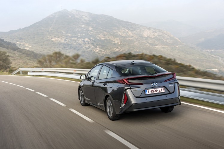 800_2017-prius-phv-grey-dynamic-05