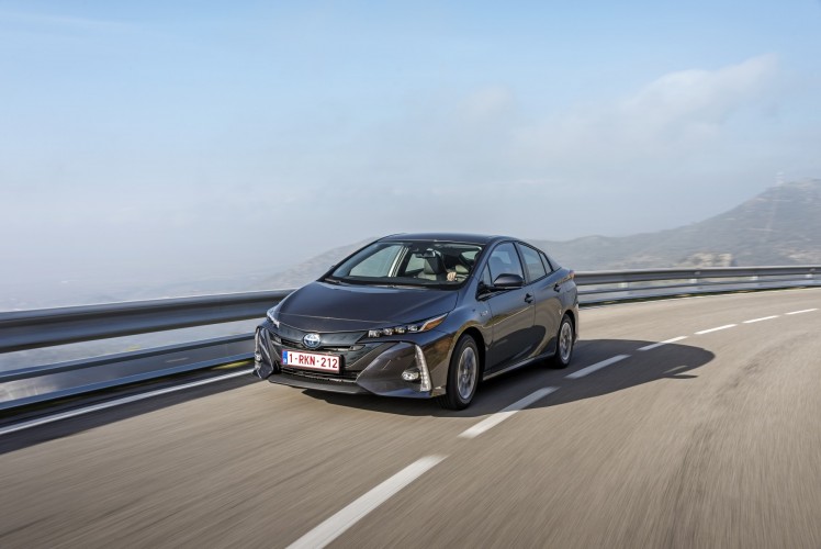 800_2017-prius-phv-grey-dynamic-06