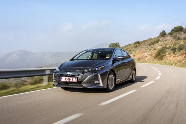 800_2017-prius-phv-grey-dynamic-07