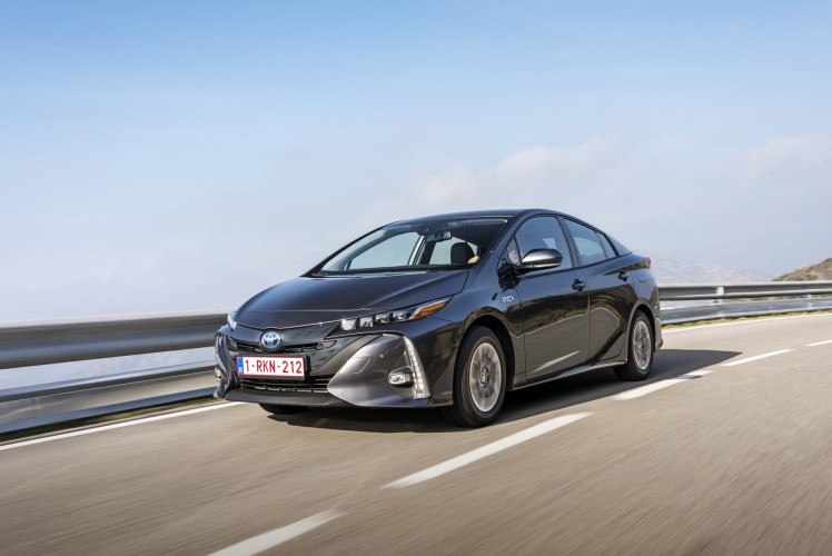 800_2017-prius-phv-grey-dynamic-08