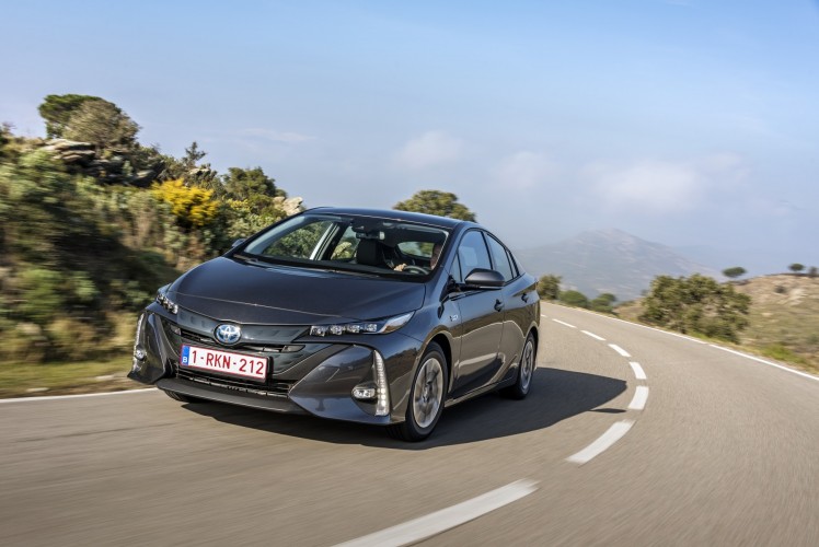 800_2017-prius-phv-grey-dynamic-09