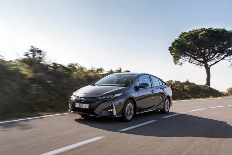 800_2017-prius-phv-grey-dynamic-10