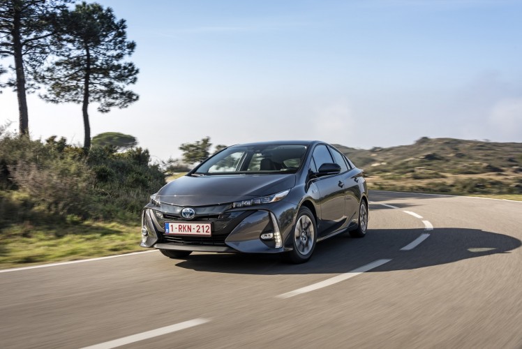 800_2017-prius-phv-grey-dynamic-11