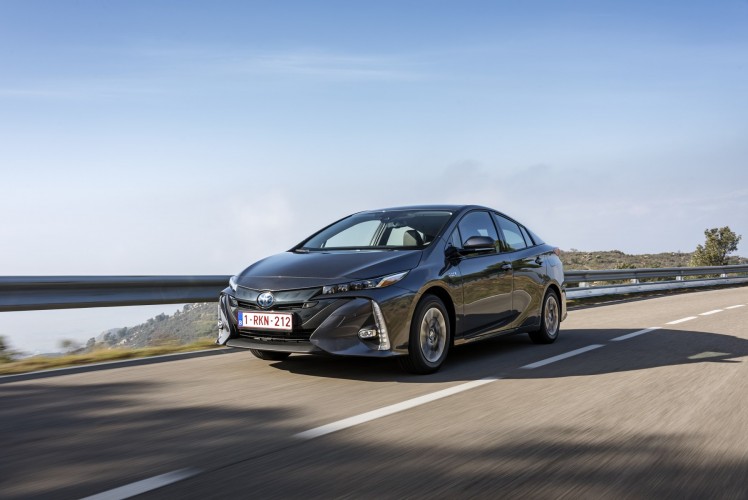 800_2017-prius-phv-grey-dynamic-12