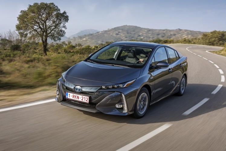 800_2017-prius-phv-grey-dynamic-13
