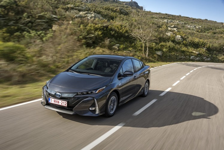 800_2017-prius-phv-grey-dynamic-14