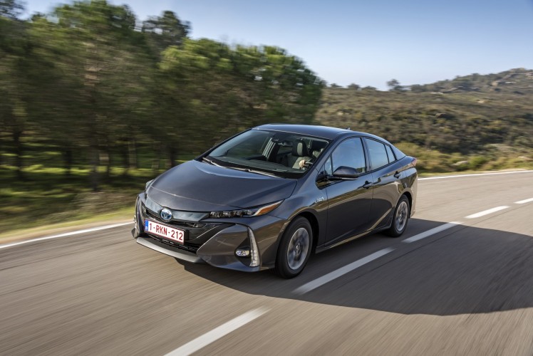 800_2017-prius-phv-grey-dynamic-15