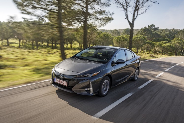 800_2017-prius-phv-grey-dynamic-16