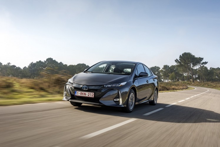 800_2017-prius-phv-grey-dynamic-17