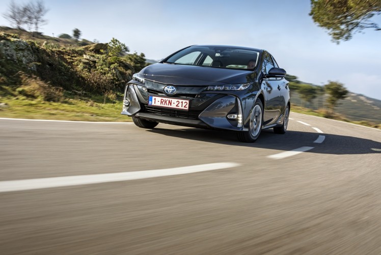 800_2017-prius-phv-grey-dynamic-18