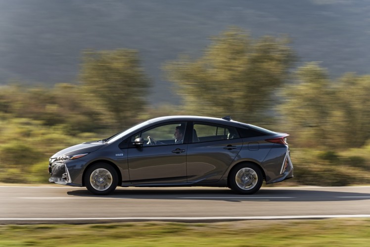 800_2017-prius-phv-grey-dynamic-21