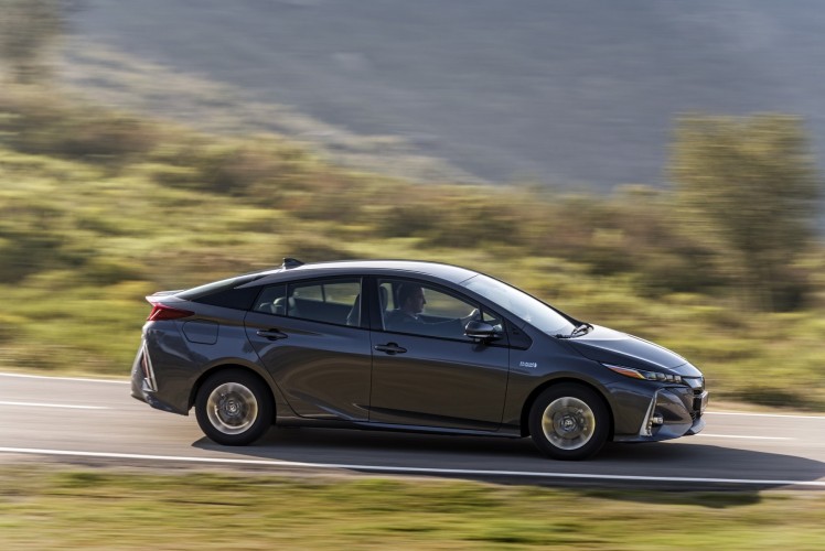 800_2017-prius-phv-grey-dynamic-22