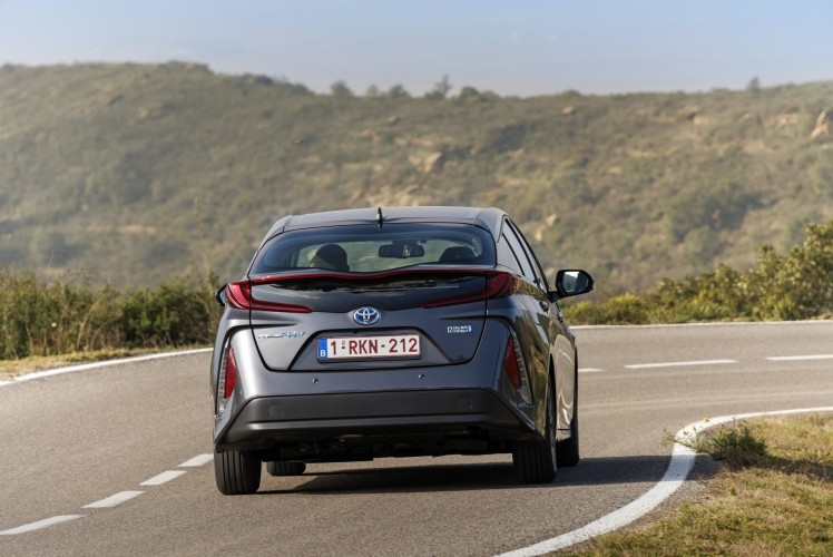 800_2017-prius-phv-grey-dynamic-23