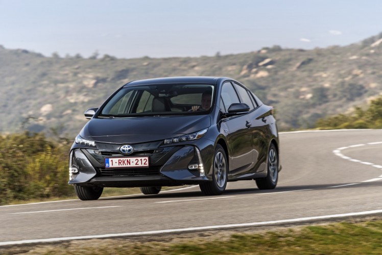 800_2017-prius-phv-grey-dynamic-24