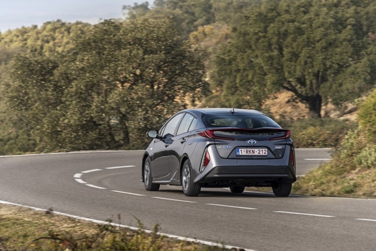 800_2017-prius-phv-grey-dynamic-25