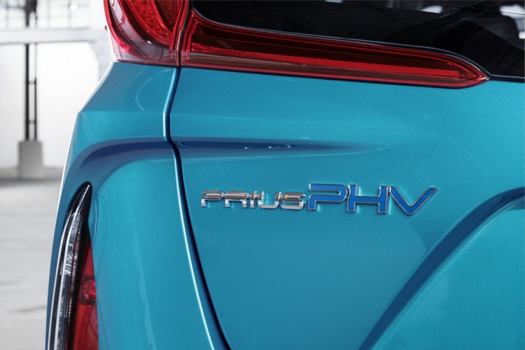 800_2017-prius-plug-in-hybrid-det-03